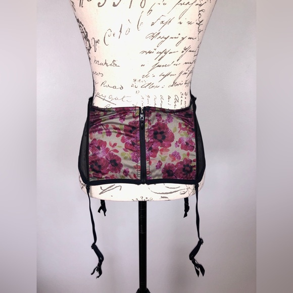 Rare vintage Victoria's Secret Waist Cincher/Garter Belt Size Medium - Picture 3 of 12